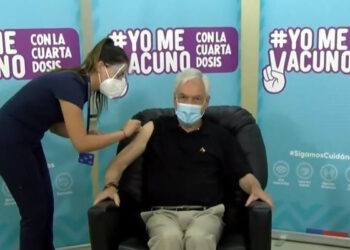 Inicia aplicación de cuarta dosis vs COVID-19 en Chile