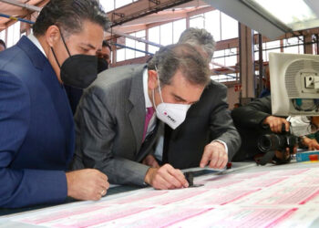 Arranca impresión de boletas para consulta de revocación de mandato