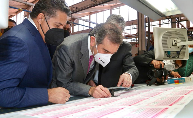 Arranca impresión de boletas para consulta de revocación de mandato