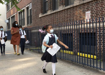 Nueva York dejará de exigir el uso de cubrebocas en las escuelas