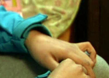Niña denuncia a su padrastro por violarla y su abuela le pega
