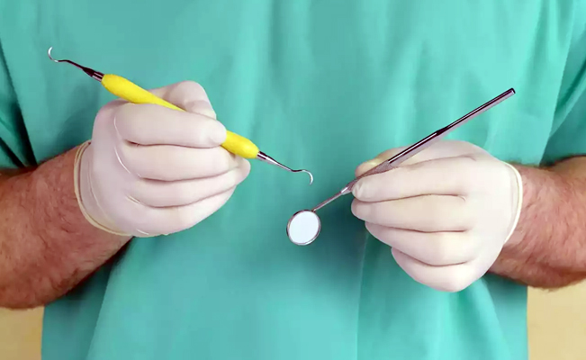 Sin ética: dentista rompe los dientes de pacientes a propósito para ganar más