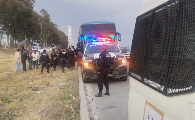 Localizan a 123 migrantes a bordo de un autobús en Puebla