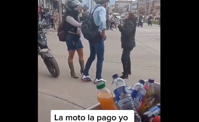 Video. Le compra una moto a su marido y lo cacha llevando a la amante