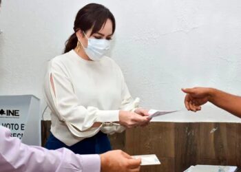 Participa Carmen Lilia Canturosas en consulta de Revocación de Mandato