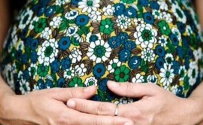 Dejan la cabeza del bebé en el útero de su mamá durante el parto
