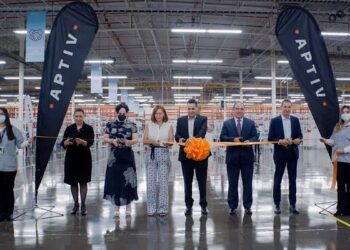 Inaugura Carmen Lilia Canturosas tercera planta APTIV en Nuevo Laredo