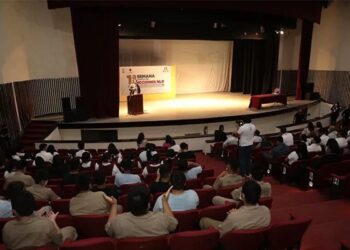 Estudiantes de NLD participan en conferencias contra las adicciones