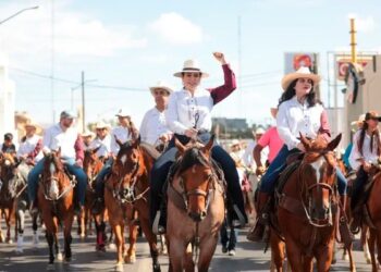 Cabalgantes celebran con orgullo ser neolaredenses