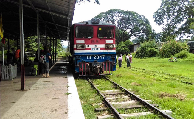 Se lo lleva de encuentro: trata de volverse viral al grabar junto a un tren