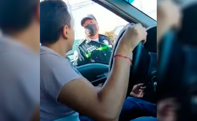 “Te voy a levantar y a matar”, graban a policía amenazando a un chofer