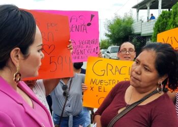 Carmen Lilia Canturosas entrega 3 repavimentaciones en una colonia de NLD