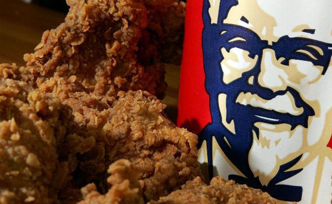 Guácala de pollo: encuentran larvas vivas en la comida de un KFC