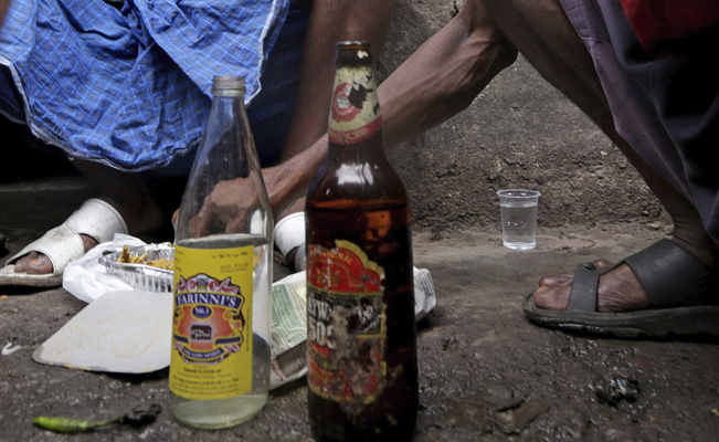 Se eleva a 28 la cifra de muertos por ingerir alcohol adulterado en India