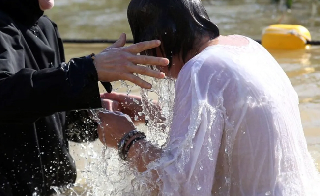 Lamentable: 14 personas se ahogan mientras las bautizaban en un río