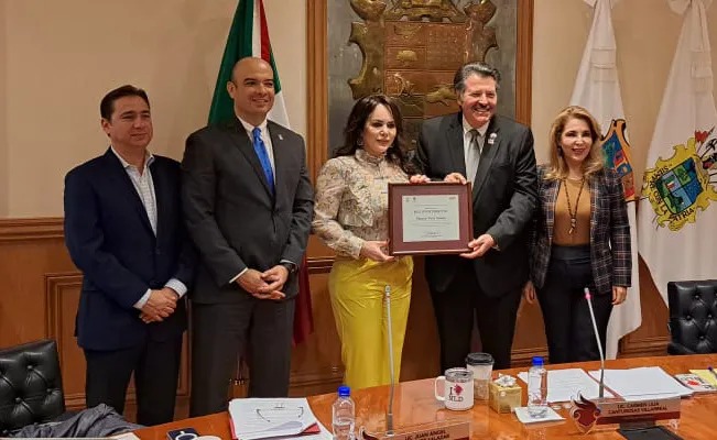 Otorga reconocimiento Gobierno de NLD al Mayor Pete Saenz