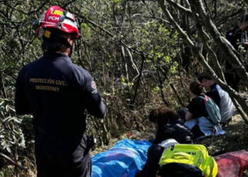 Abuelito muere cuando bajaba del Cerro del Chupón, en Monterrey