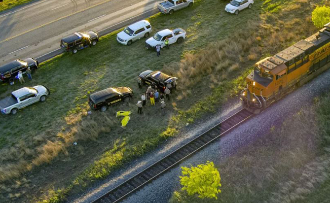 Localizan a 2 migrantes sin vida al interior de un vagón de tren en Texas
