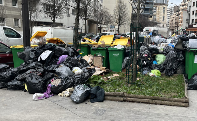 París luce abarrotada de desechos tras huelga de recolectores de basura