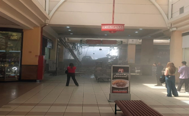 Llueven autos: se les cae encima el techo de un centro comercial