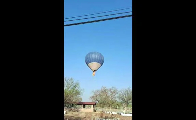Vio arder a su papá; niña se avienta del globo aerostático en llamas