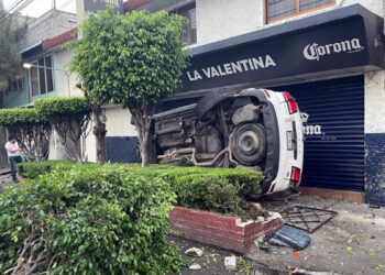 Queda de lado: camioneta se impacta vs casa y derrumba una pared