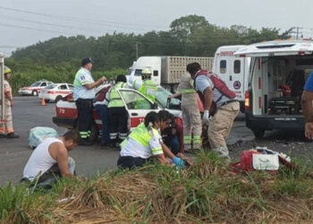 Adulta mayor y su nieto mueren en aparatoso choque en Acayucán, Veracruz